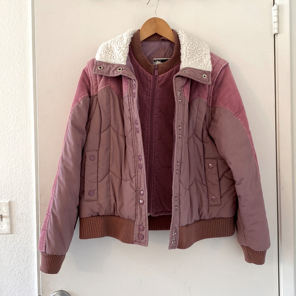 super cute magenta puffy warm jacket with zipper and buttons🤍